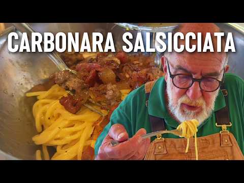 La ricetta della carbonara rinforzata di Giorgione con salsiccia e cipolla