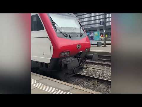 Hauptbahnhof Zürich: RE 460 der SBB mit IC2000