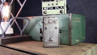 Video thumbnail for SolidGoldFX - Athena - VibraPhase - Bass Quickplay by SolidGoldFX | Diamond Pedals