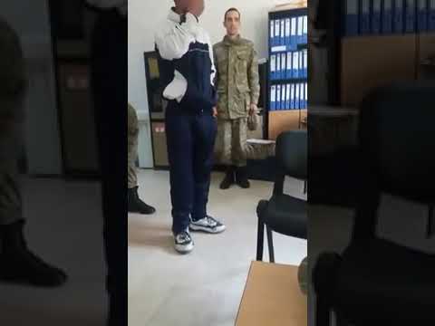 Askerden çürük almak için uğraşan asker