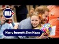 Prins Harry knuffelt meisje na ontvangen kraamcadeau in Den Haag