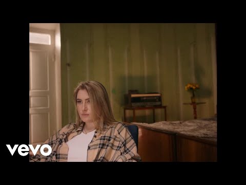 Rosa Linn - KING ft. Kiiara (Official Video)