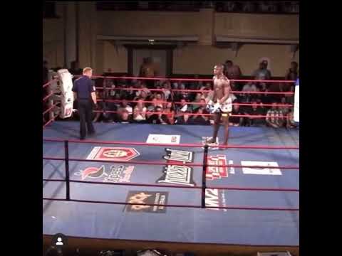 Israel adesanya doesn't take a break after Mui Thai round ends (stares down his opponent )