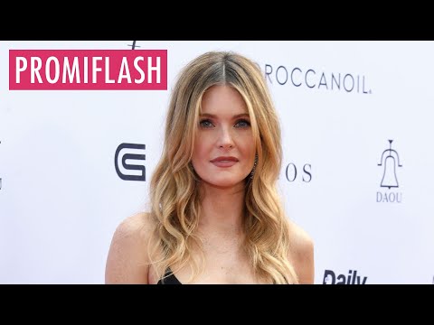 Meghann Fahy nimmt ihre alten Red-Carpet-Looks aufs Korn