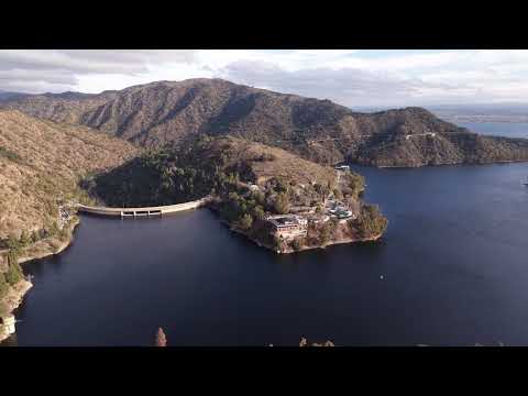 Dique Los Molinos – El Contraste del Caudal y Vista Inmensa al Embalse (Drone)