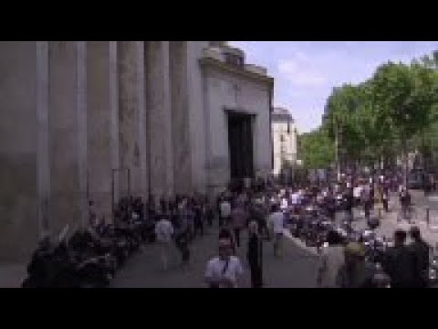 Model makes unathorized protest on the runway at Rick Owens spring-summer fashion show