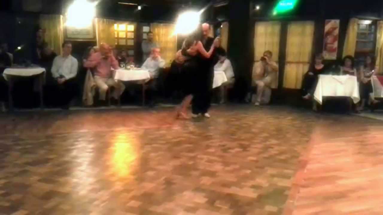Ricardo Viqueira y María Plazaola en Milonga Caricias. Tango