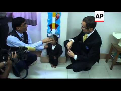 Teen now officially world's shortest man