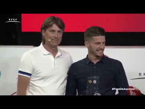 Julen Guerrero otorga el premio al mejor jugador de Segunda División Julen Guerrero otorga el premio al mejor jugador de Segunda División