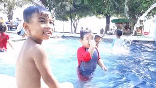 preview picture of video 'Anak-anak Kocet Mandi Kolam "Lakey Beach"'