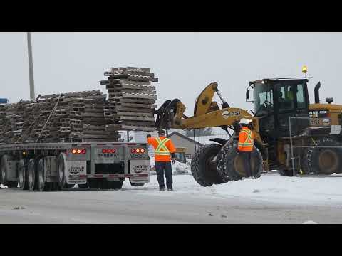 LOADING Shaky Wood Pallets Balancing