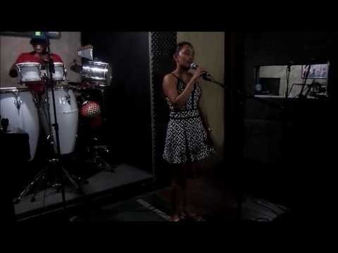 LARISSA GUIMARÃES NO ENSAIO COM A BANDA CANTO FORTE 2017