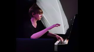 Poppy Ackroyd - Feathers, live.