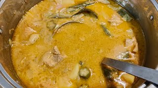 本日の無添加ごはん。じゃがいも、玉ねぎ、鶏もも肉、オクラ、ニンニク、オリーブオイルのカレー。皇暦2686年5月26日撮影。
