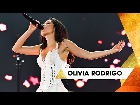 Olivia Rodrigo - Just Like Heaven (feat. Robert Smith) (Glastonbury 2025)