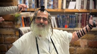 הרב שלום סבג✨התעללו בו כילד וכעת הוא בפחד מגברים ומדבר רק עם נשים-י׳׳ג בטבת ה׳תשפ״ו דן בן יעקב 🇮🇱 (הרב שלום סבג) - התמונה מוצגת ישירות מתוך אתר האינטרנט יוטיוב. זכויות היוצרים בתמונה שייכות ליוצרה. קישור קרדיט למקור התוכן נמצא בתוך דף הסרטון