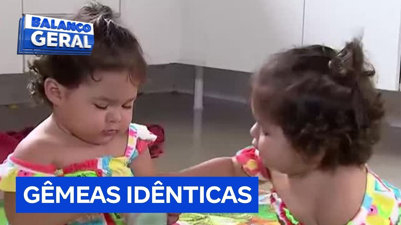 Mãe de gêmeas idênticas confunde as crianças e leva a filha errada para o médico