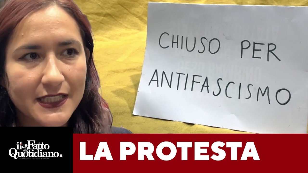 "Fuori i fascisti dalla fiera". Stand coperti, cartelli e Bella Ciao contro "Passaggio al Bosco"
