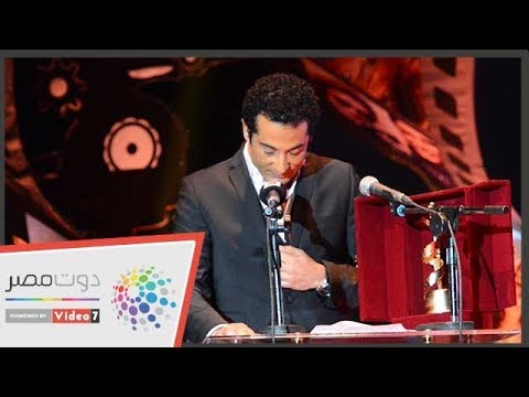 عمرو سعد باكيا بعد تكريمه أهدى الجائزة لنجلى شهيدة حادث المنيا