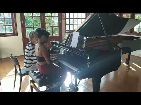 Laisa tocando Sabiá de Alice Botelho