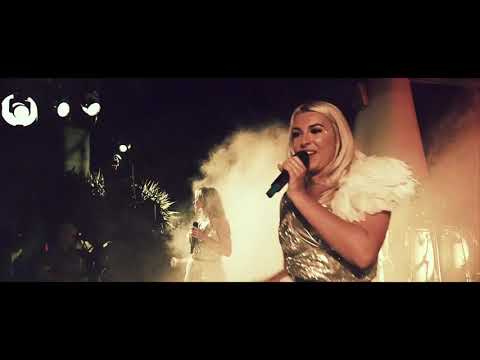 ♀️ Wedding Band With Female Singer - Solid Gold