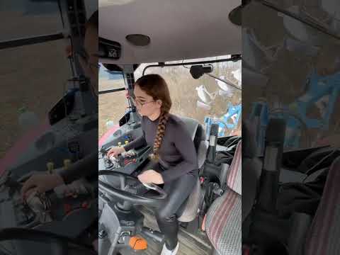 AGRICULTRICE -LABOURER AVEC UNE CHARRUE #agricultrice #agriculture #tracteur #campagnes #labourer