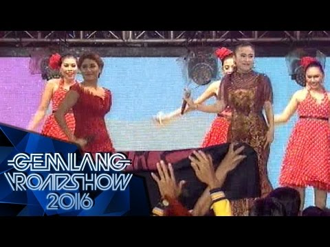 Risma Aw Aw feat Eva Puka " Pusing Pala Barbie "  - Gemilang Roadshow Banyumas (5/3)