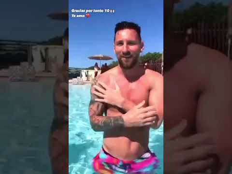Messi, pura amabilidad: ¡un pedido de saludo en plena pileta!