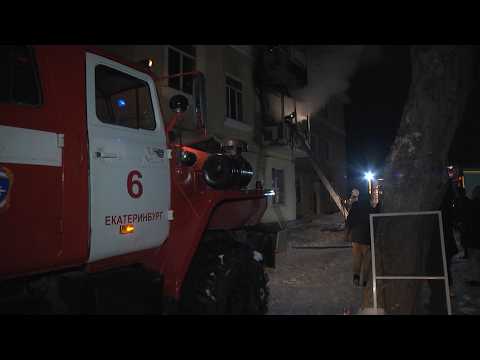 Огнеборец реанимирует кота на пожаре. Real video