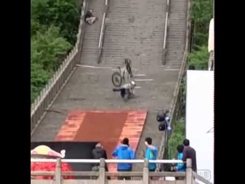 Kelly McGarry Crashes Hard in China