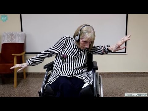 L’ex ballerina malata di Alzheimer sente «Il lago dei cigni» e si mette a danzare: il video è...