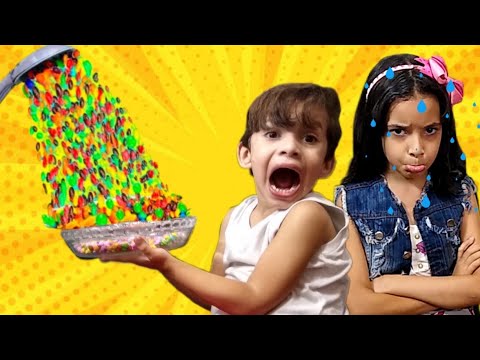 ★ STEFFANY e JUNINHO NO CHUVEIRO MÁGICO DE M&M'S 🚿 KIDS PRETEND PLAY MAGIC SHOWER والدش السحري !!! ★