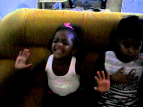 Lara e Bruno cantando Deusa de Isrrael