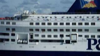 preview picture of video 'Einlaufende 'P&O' ferry in den Hafen von Calais'