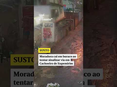 Moradora cai em buraco ao tentar sinalizar via em Cachoeiro de Itapemirim   #shorts #noticias