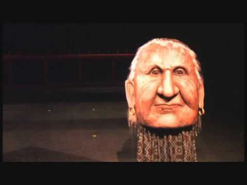 Γιγαντόκουκλες στις Καρέκλες του [[#Eugène Ionesco [Ευγένιος Ιονέσκο]#]] σε σκηνοθεσία της [[#Theodora Skipitares [Θεοδώρα Σκιπιτάρης]#]] (2014).