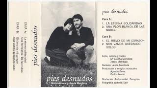 Pies desnudos.  Una flor blanca de las nubes