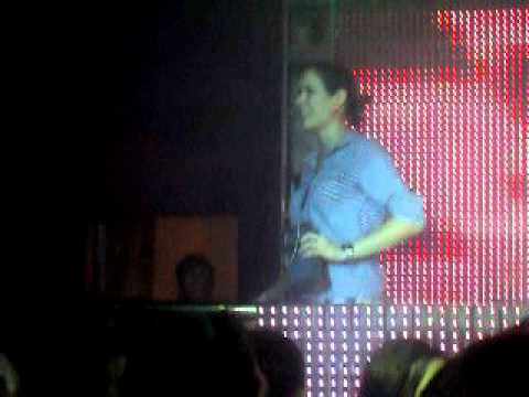 Roberta Twiggy  dançando com DESAPARECIDOS