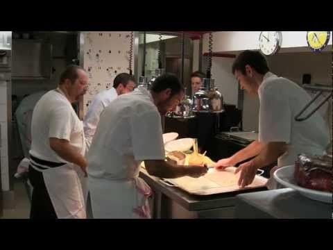 Serviço no Auberge du Vieux Puits com 3 estrelas Michelin