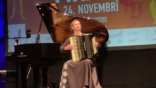 Красиво играет на акордионе