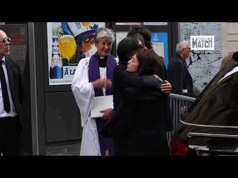 Charlotte Gainsbourg et Lou Doillon aux obsèques de Jane Birkin