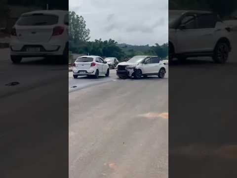 Acidente com vários veículos é registrado no trevo de Poço Fundo na MG-179