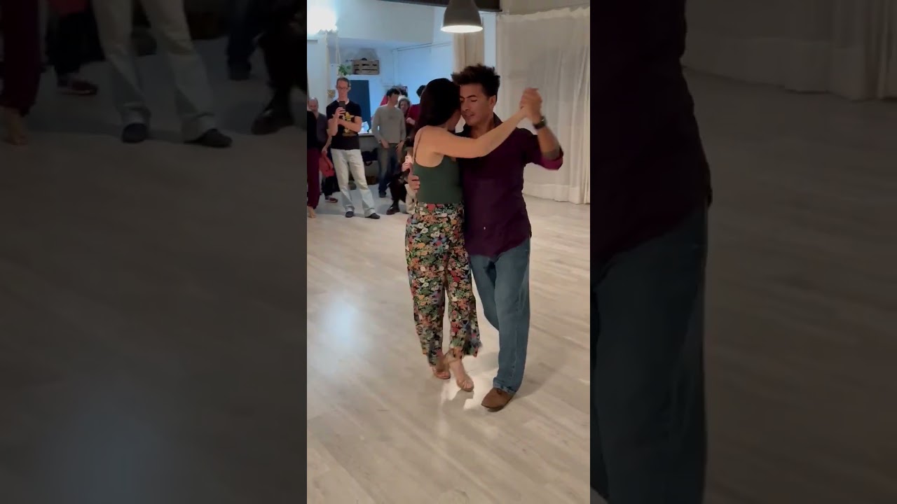 Primera clase de #milonga 1/2 by Sebastian Achaval y Cecilia Berra, pisar en 1 y 3 o 1,2,3
