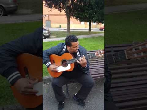 gitanos de Asturias ( Angel de la corredoria ) tocando los tangueros portugueses