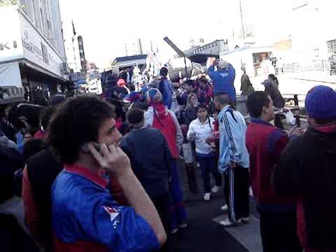 "La Barra del Matador bajando de los trenes en Belgrano, yendo hacia el Monumental (13/06/2009)" Barra: La Barra Del Matador • Club: Tigre