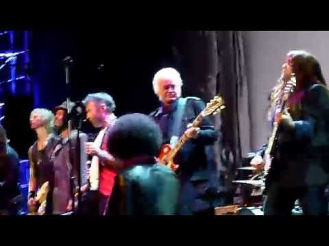 Jimmy Page Founders Award - Seattle 11-19-15 Jimmy gets onstage at end