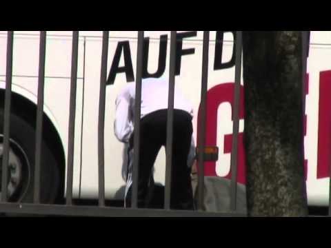 Nederlander zet oranje wielklem op Duitse spelersbus