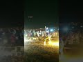 प्रेक्षकांच्या गर्दीतून घोड्यावरून �