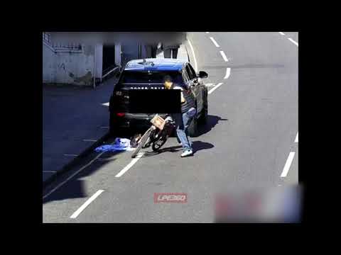 Police tackles thief in a bike with car door