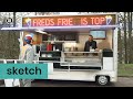 Er staat gewoon friet, maar de T doet het niet! | Sketch